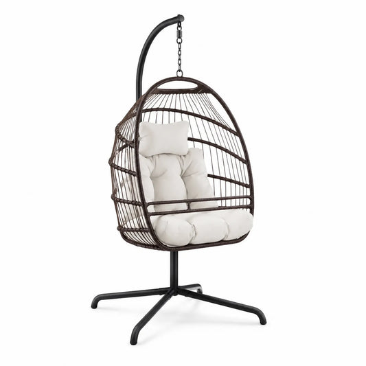 Silla colgante de ratán con estructura de acero y cojines beige